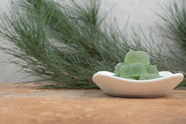 Cukierki ziołowe Verbena z szałwią i witaminą C na gardło jako wsparcie w sezonie przeziębień