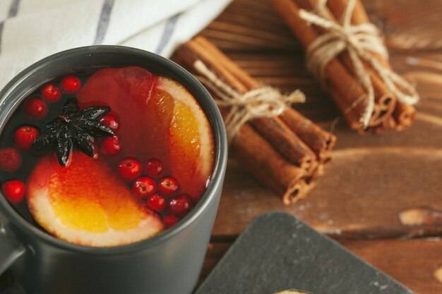 Herbatka rozgrzewająca z imbirem głogiem i porzeczką na chłodne wieczory