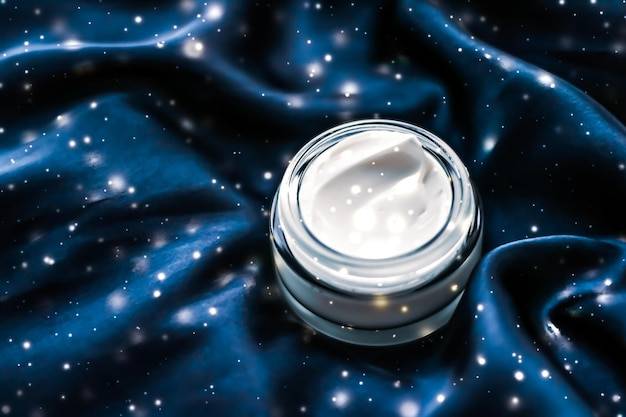 Jak działa bioliq 65 krem na noc 50ml podczas regeneracji skóry?