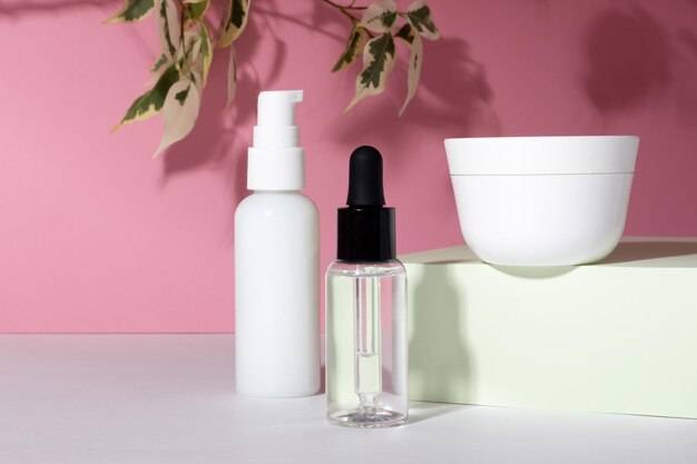 Jak działa emulsja z pompką na trądzik i zaskórniki?