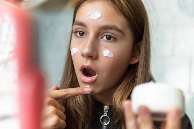 Jak działa Iwostin Rosacin krem na dzień SPF 15 przy trądziku różowatym?