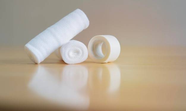 Jak działa plaster włókninowy z opatrunkiem 1m x 6cm?