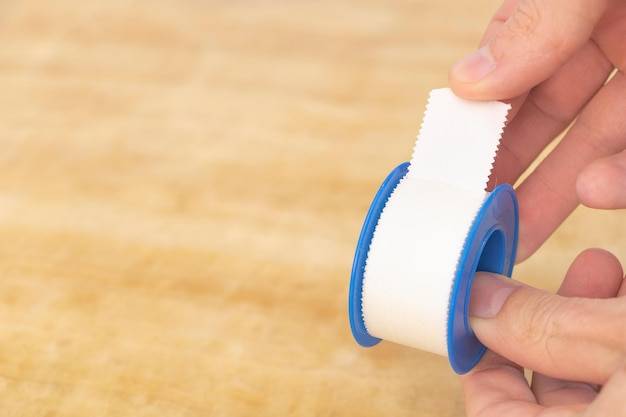 Jak działa przylepiec włókninowy hipoalergiczny 5m x 12,5mm?