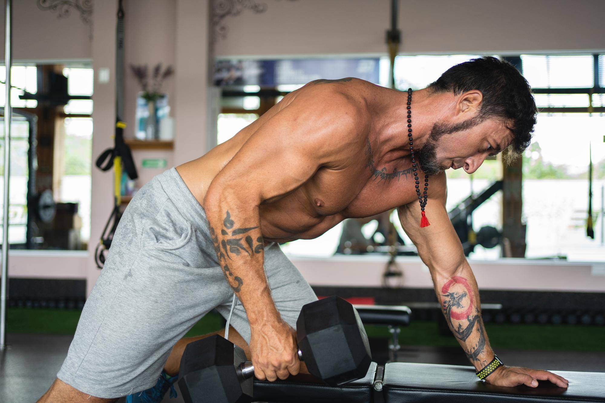 Jakie są ćwiczenia na biceps w domowych warunkach?